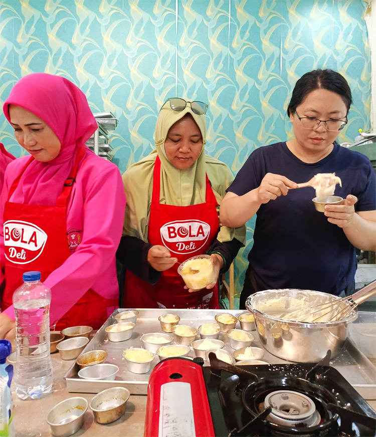 Suasana kesibukan ibu-ibu peserta pelatihan membuat kue berbahan bebas glutin - (Sumber: Rilis Tim Media PWDPI)
