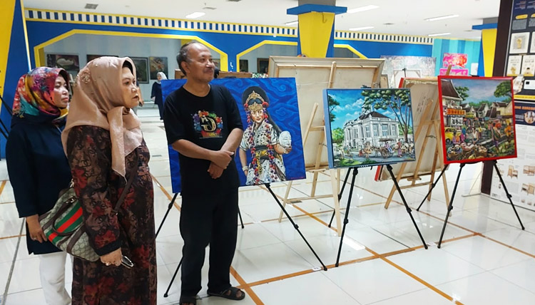 Prof. Dr. Indira Santi Kertabudi (tengah) saat menyaksikan karya para seniman di Cima'Art Room pada Sabtu (19/09/2026) - (Sumber: PMN)