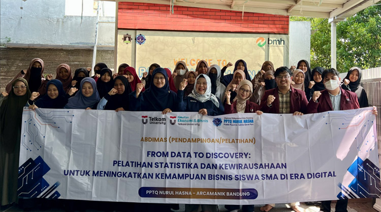 Foto bersama dosen Universitas Telkom bersama para santri PPTQ Nurul Hasna Hidayatullah - (Sumber: PMN)