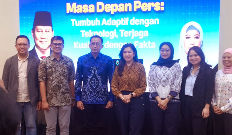Dirjen Kemkomdigi, Fifi Aleyda Yahya berfoto bersama para narasumber talk show bertajuk “Masa Depan Pers: Tumbuh Adaptif dengan Teknologi, Terjaga Kualitas dengan Fakta” yang digelar di BLOCK 71 Bandung, Innovation Factory, Jalan Ir. H. Djuanda, Kota Bandung, Kamis (24/09/2026) - (Sumber: PMN)