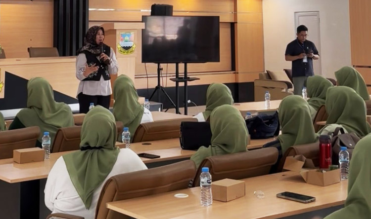Suasana kegiatan PkM berupa Pelatihan Psychological First Aid (PFA) dan kebencanaan yang berlangsung di Aula Desa Lembang, Kecamatan Lembang, Kabupaten Bandung Barat, Kamis (10/09/2026) -(Sumber: PMN)