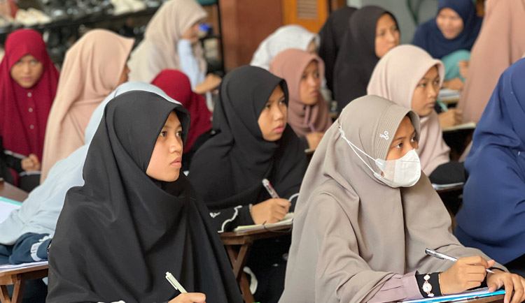 Para peserta pelatihan terlihat begitu antusias mengikuti kegiatan pelatihan kewirausahaan dan statistika yang disampaikan para dosen Universitas Telkom yang dilaksanakan di PPTQ Nurul Hasna Hidayatullah, Kecamatan Arcamanik, Kota Bandung, pada Jumat, 12 Juni 2026 - (Sumber: PMN)