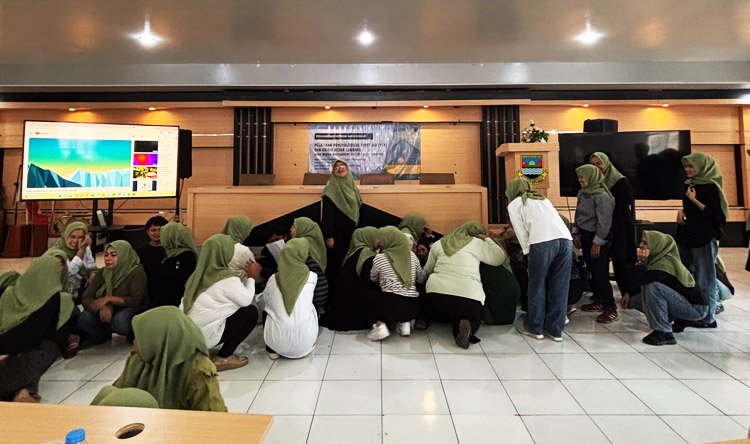 Suasana kegiatan PkM berupa Pelatihan Psychological First Aid (PFA) dan kebencanaan yang berlangsung di Aula Desa Lembang, Kecamatan Lembang, Kabupaten Bandung Barat, Kamis (10/09/2026) -(Sumber: PMN)