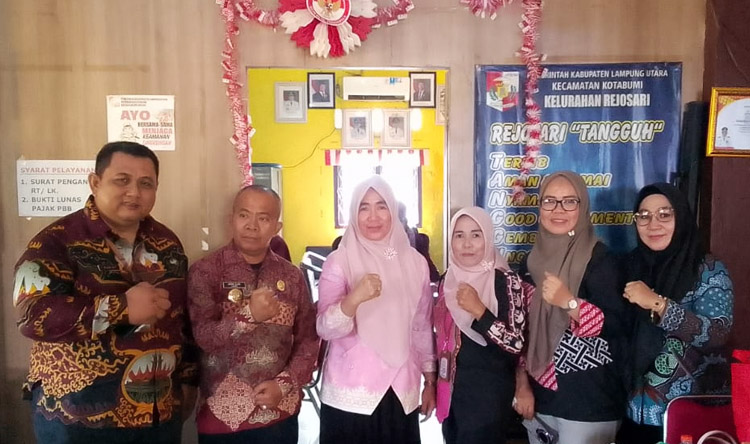 Dari kiri ke kanan: Irfan Muhhabibi, S.Kep., M.Kes. (Dinas Kesehatan L.U.), Doni Seprriadi, S.E. (Lurah Rejosari), Triyana Putri, S.ST., M.Kes. (Kapus I. Ilir Kotabumi), Henida Yanti, S.E., dan Alhoiro, S.H. - (Sumber: Romli/PMN)Eva.SE