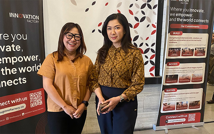 Jurnalis PRATAMA MEDIA NEWS (kiri) bersama Direktur Jenderal Komunikasi Publik dan Media Kementerian Komunikasi dan Digital (Kemkomdigi), Fifi Aleyda Yahya (kanan) - (Sumber: PMN)