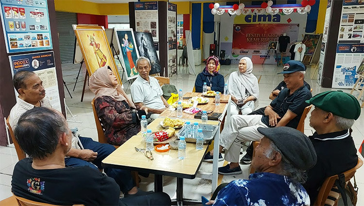 Suasana diskusi yang hangat dan penuh keakraban di Cima'Art Room bersama Prof. Dr. Indira Santi Kertabudi dan para seniman pada Sabtu (19/09/2026) - (Sumber: PMN)