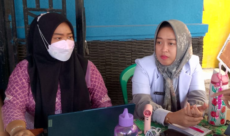 Dokter Anggi Martali Lova (kanan) dan dan Tim Medis - (Sumber: Romli/PMN)