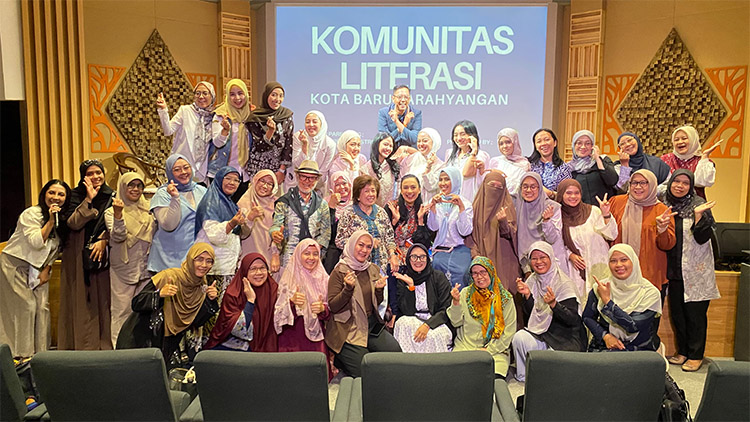 Foto bersama para peserta seminar "Smart Parenting, Strong Culture: Mendidik Anak di Era Artificial Intelligence" yang berlangsung di Silokarupa Bale Pare, Kota Baru Parahyangan - (Sumber: PMN)