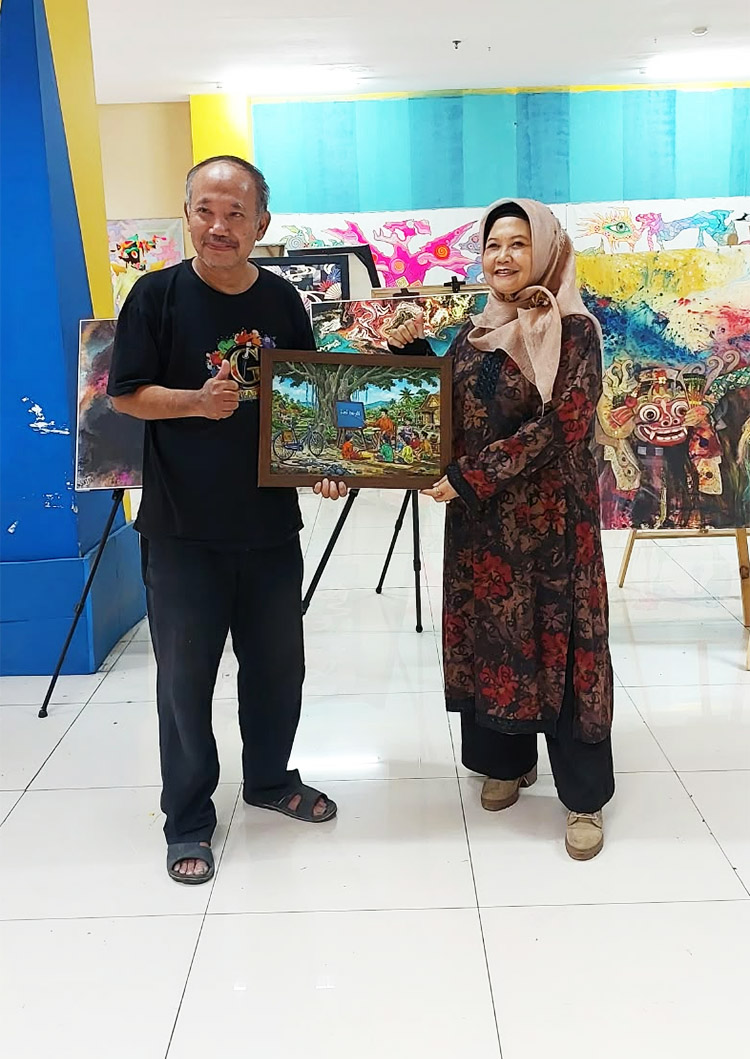 Ketua Art Fair Cima'Art, Drs. Moh. Sobirin (kiri) memberikan cinderamata kepada Guru Besar Lemhannas RI, Prof. Dr. Indira Santi Kertabudi - (Sumber: PMN)