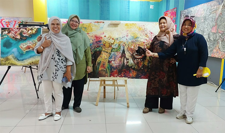 Prof. Dr. Indira Santi Kertabudi (kedua dari kanan) bersama Bu Elin dari KORMI Kota Cimahi (paling kanan), Pelukis Wanita Bu Diah Rachmawati (ketiga dari kanan), dan Bu Lien Karliana dari DKKC (paling kiri) - (Sumber: Cima'Art)