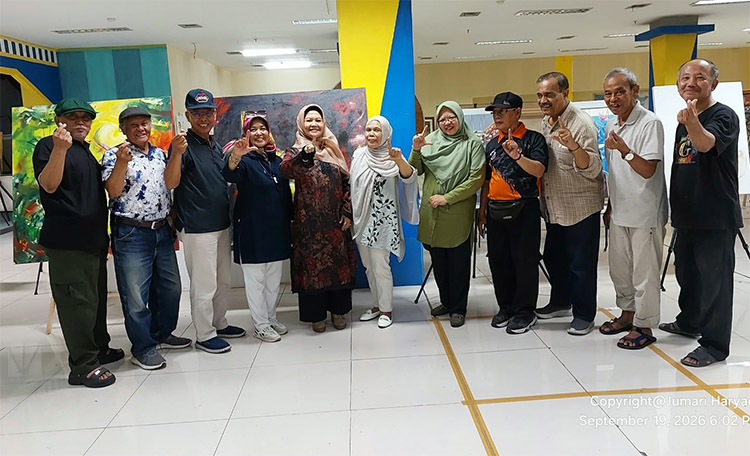 Prof. Dr. Indira Santi Kertabudi (kelima dari kiri) berfoto bersama para peserta diskusi kebudayaan dan wawasan kebangsaan - (Sumber: Cima'Art)