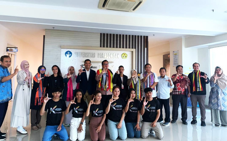 Foto bersama para pengurus KPKers Timor-Leste dengan Rektor UNIKAL bersama Wakil Rektor dan Lembaga Kerja Sama di Pusat Budaya Indonesia di Dili - (Sumber: Istimewa)