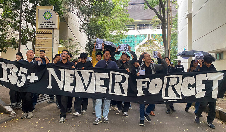 DEMA UIN Sunan Gunung Djati Bandung bersama Aksi Kamisan UIN SGD Bandung menggelar peringatan empat tahun Tragedi Kanjuruhan bertajuk "Justice for 135+", di Kampus 1 UIN SGD Bandung - (Sumber: RM/PMN)