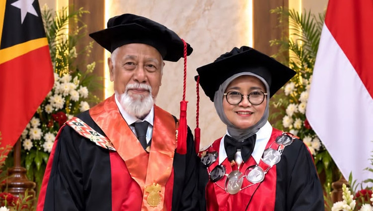 Guru Besar UNM Prof. Dr. Farida Patittingi, S.H.,M.Hum (kanan) berpose bersama Perdana Menteri Republik Demokratik Timor-Leste (RDTL) José Alexandre Kay Rala Xanana Gusmão (kiri) - (Sumber: Istimewa)