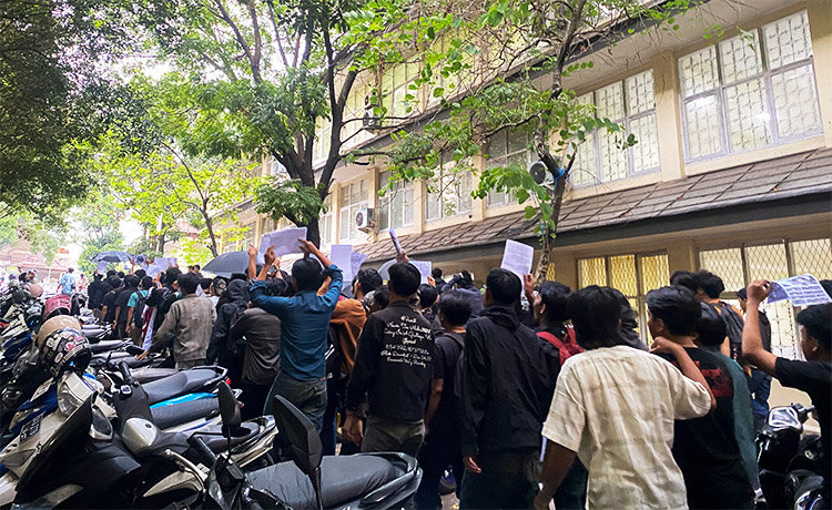 Acara peringatan empat tahun Tragedi Kanjuruhan bertajuk "Justice for 135+" yang dilaksanakan oleh DEMA UIN Sunan Gunung Djati Bandung bersama Aksi Kamisan UIN SGD Bandung di Kampus 1 UIN SGD Bandung pada Kamis (01/10/2026) - (Sumber: RM/PMN)
