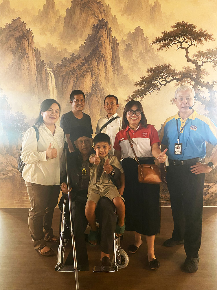 Bersama Abah Alam saat kunjungan ke Gedung HOA - (Sumber: Manda)