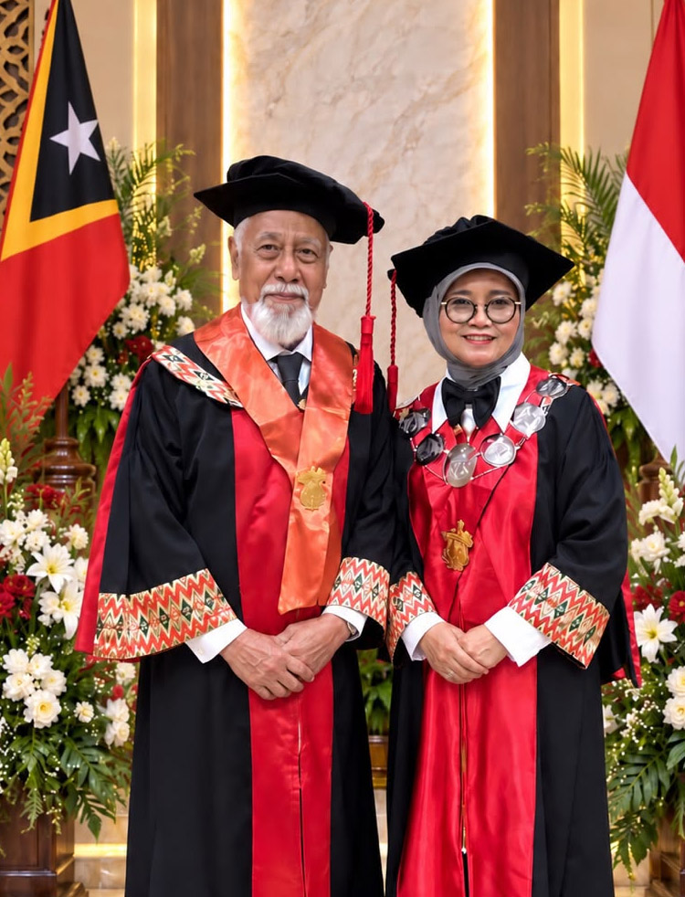 Guru Besar UNM Prof. Dr. Farida Patittingi, S.H.,M.Hum (kanan) berpose bersama Perdana Menteri Republik Demokratik Timor-Leste (RDTL) José Alexandre Kay Rala Xanana Gusmão (kiri) - (Sumber: Istimewa)