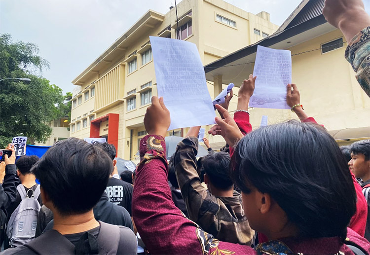 Acara peringatan empat tahun Tragedi Kanjuruhan bertajuk "Justice for 135+" yang dilaksanakan oleh DEMA UIN Sunan Gunung Djati Bandung bersama Aksi Kamisan UIN SGD Bandung di Kampus 1 UIN SGD Bandung pada Kamis (01/10/2026) berlangsung aman dan tertib - (Sumber: RM/PMN)