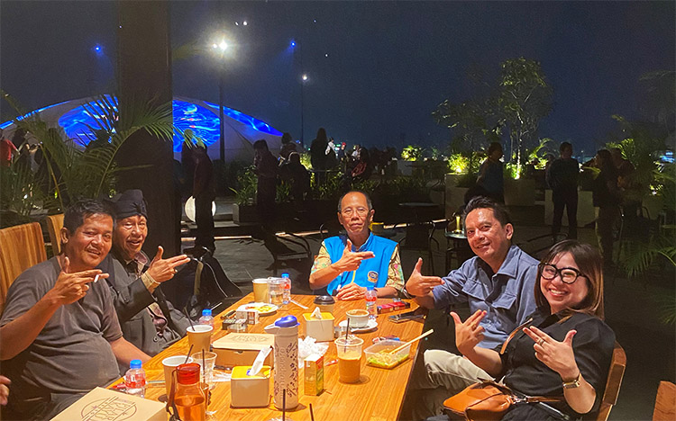 Suasana cafe yang berada di area Gedung HOA - (Sumber: Manda)