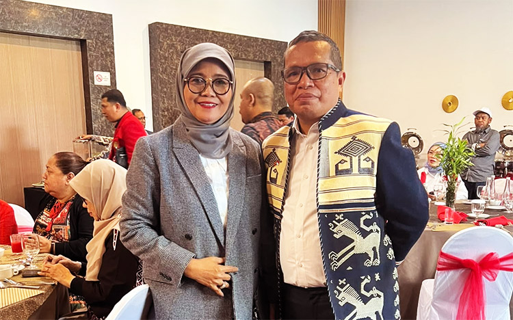Rektor UNM Prof. Dr. Farida Patittingi berpose bersama Atase pendidikan dan Kebudayaan KBRI Dili - (Sumber: Devinarti Seixas)