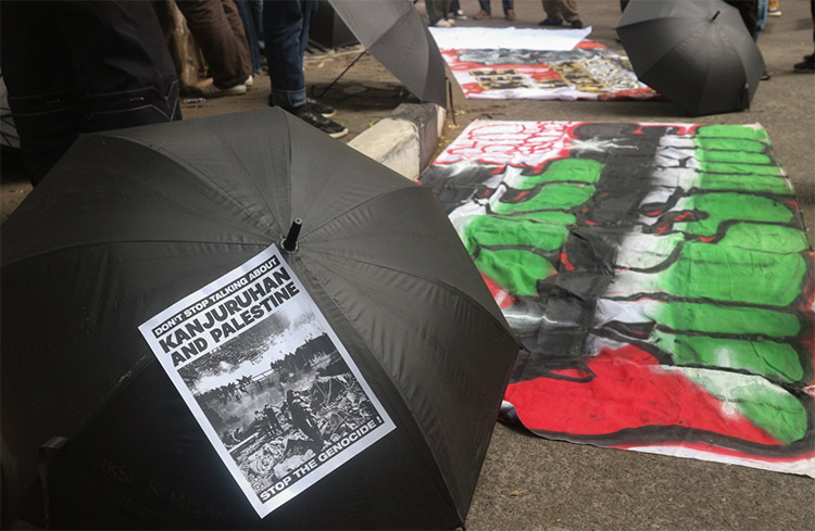 Spanduk dan poster acara peringatan empat tahun Tragedi Kanjuruhan bertajuk "Justice for 135+" yang dilaksanakan oleh DEMA UIN Sunan Gunung Djati Bandung bersama Aksi Kamisan UIN SGD Bandung di Kampus 1 UIN SGD Bandung pada Kamis (01/10/2026) - (Sumber: RM/PMN)