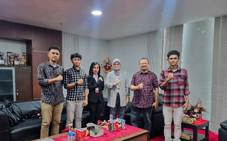 Rektor UNM Prof. Dr. Farida Patittingi berpose bersama Pengurus KPKers Timor Leste - (Sumber: Istimewa)