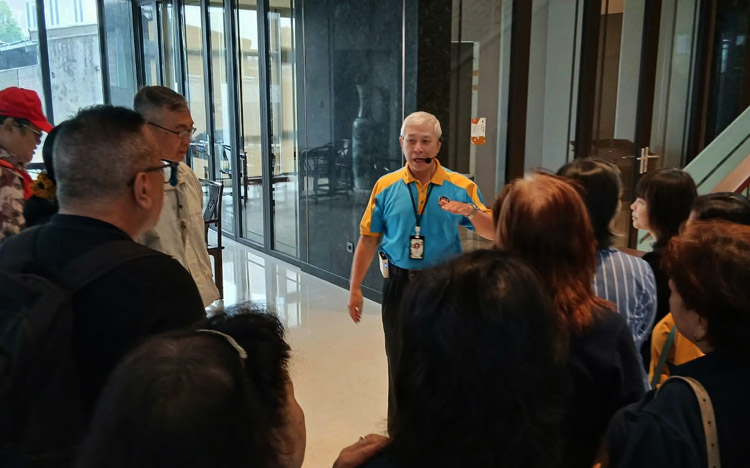 Fam Kiun Fat saat menjelaskan keberadaan Gedung HOA kepada para pengunjung - (Sumber: Manda)